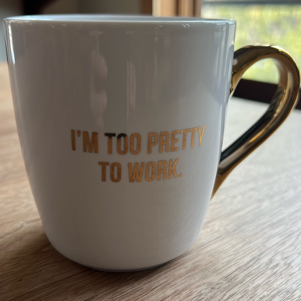 “I’m too pretty to work”. Mug white with metallic handle and writing.